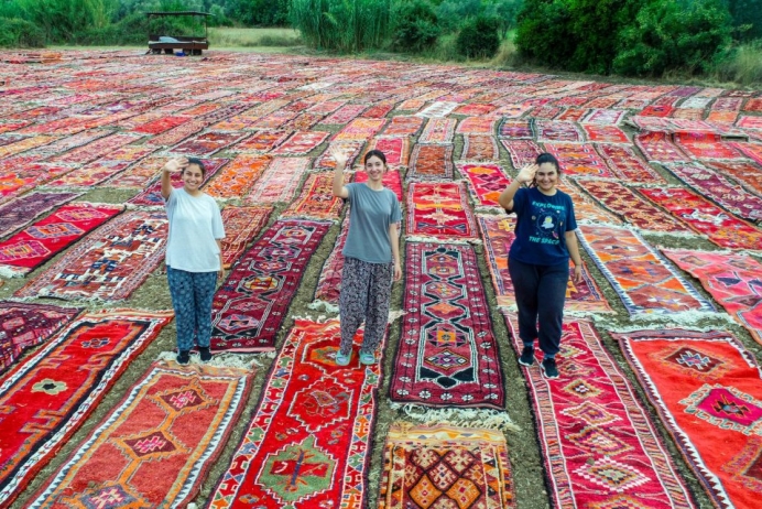 Tezgahta Halıya İlk Düğüm, Tarlada Son Dokunuş Kadınlardan
