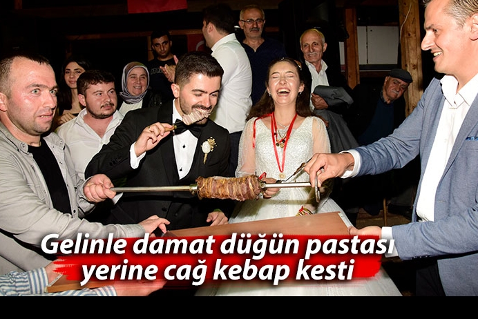 Gelinle damat düğün pastası yerine cağ kebap kesti 
